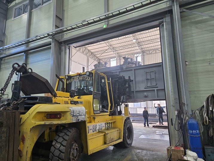 13톤 초대형 쇼트기 상차대기.jpg